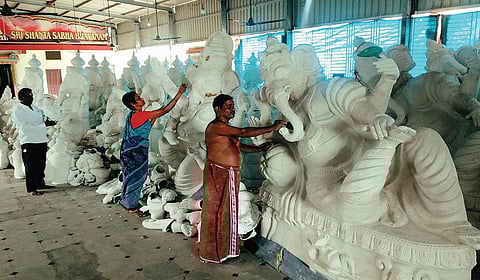 விநாயகர் சிலைகளை தயாரிக்கும் பணியில் ஈடுபட்டுள்ள தொழிலாளர்கள். | படம்: சி.எஸ்.ஆறுமுகம் |