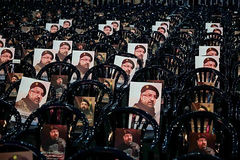 ஹிஸ்புல்லா அமைப்பின் ராணுவ உயரதிகாரி ஃபாட் சுக்ரின் இறுதி ஊர்வலத்துக்கு முன்பாக இருக்கைகளில் வைக்கப்பட்ட அவரது புகைப்படங்கள். இடம்: பெய்ரூட் புறநகர் பகுதி