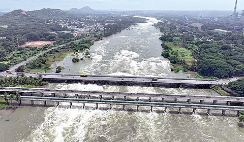 மேட்டூர் அணையில் இருந்து திறக்கப்பட்ட உபரிநீர் காவிரி ஆற்றில் கரைபுரண்டு ஓடுகிறது.