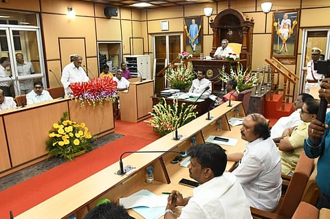 புதுச்சேரி சட்டசபையில் பட்ஜெட் தாக்கல் செய்யும் முதல்வர் ரங்கசாமி. படங்கள்: எம். சாம்ராஜ்