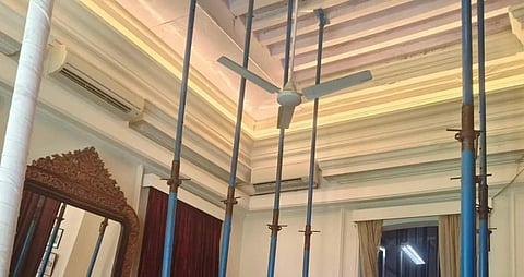 ராஜ்நிவாஸ் தற்போது பழுதடைந்துள்ளதால் இரும்பு கம்பிகள் தடுப்பு வைக்கப்பட்டுள்ளது.