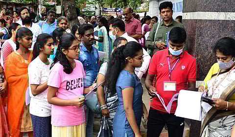 ஆகஸ்ட் 11-ம் தேதி முதுநிலை நீட் தேர்வு: 500 முதல் 1000 கி.மீ.க்கு அப்பால் தேர்வு மையங்கள் - தேர்வர்கள் அதிருப்தி