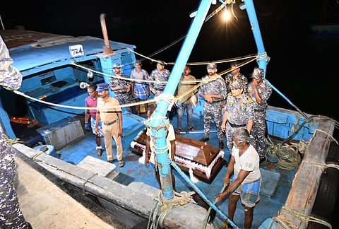 இலங்கையிலிருந்து கடல்வழியாக ராமேசுவரம் மீன்பிடித் துறைமுகத்துக்கு கொண்டு வரப்பட்ட மீனவர் மலைச்சாமியின் உடல். படம்:எல்.பாலச்சந்தர்