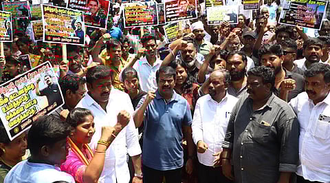 நாம் தமிழர் கட்சி சார்பில் தமிழகத்தில் நிலவும் சட்டம் - ஒழுங்கு சீர்கேடு மற்றும் மின் கட்டண உயர்வை கண்டித்து ஆர்ப்பாட்டம் வள்ளுவர் கோட்டம் அருகே நடைபெற்றது. இதில் நாம் தமிழர் கட்சியின் தலைமை ஒருங்கிணைப்பாளர் சீமான் உள்ளிட்டோர் பங்கேற்றனர். படம்:எஸ். சத்தியசீலன்