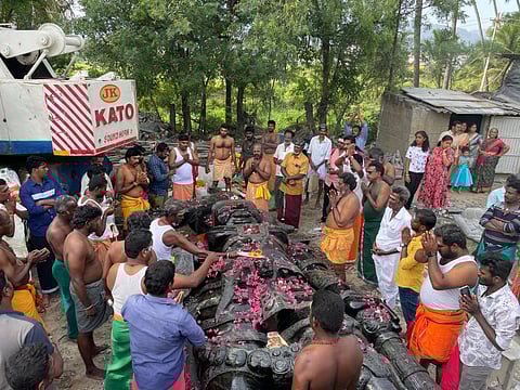 பழநியில் வடிவமைக்கப்பட்டு மதுரை கொண்டுசெல்லப்பட்ட 24 அடி உயரமுள்ள ஒரே கல்லில் ஆன கருப்பணசாமி சிலை.