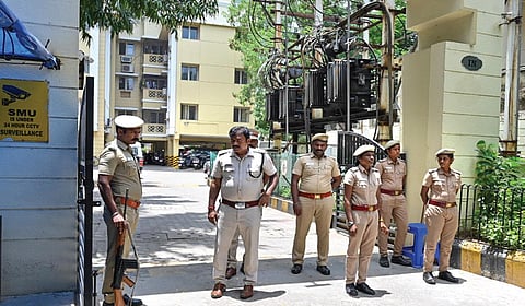 பகுஜன் சமாஜ் கட்சியின் முன்னாள் மாநில தலைவர் ஆம்ஸ்ட்ராங் படுகொலை செய்யப்பட்ட நிலையில், அவரது குடும்பத்தினருக்கு கடிதம் மூலம்
கொலை மிரட்டல் வந்ததையடுத்து, சென்னை அயனாவரத்தில் உள்ள அவரது
வீட்டின் முன்பாக துப்பாக்கி ஏந்திய போலீஸ் பாதுகாப்பு போடப்பட்டுள்ளது. 
| படம்: எஸ்.சத்தியசீலன் |