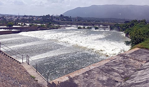 மேட்டூர் அணையின் உபரிநீர் போக்கியான 16 கண் மதகுகள் வழியாக வெளியேற்றப்படும் காவிரி நீர்.