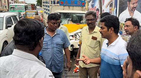 தாம்பரத்தில் சரக்கு வாகனம் மோதி தூய்மைப் பணியாளர் உயிரிழப்பு: ஒருவர் காயம்