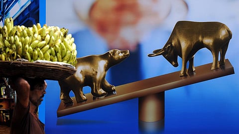 சென்செக்ஸ் 2,000+ புள்ளிகள் சரிவு - இமாலய வீழ்ச்சிக்கு காரணம் என்ன? | HTT Explainer