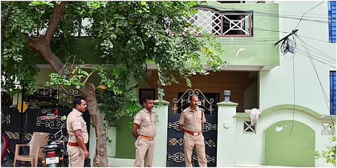 எம்.ஆர்.விஜயபாஸ்கருக்கு எதிரான வழக்கு தொடர்பாக  திண்டுக்கல்லில் உள்ள தனியார் அலுவலகத்தில் சிபிசிஐடி போலீஸார் சோதனை நடத்தினர். | படம்: நா.தங்கரத்தினம்.