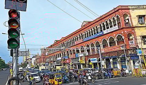 சர்வதேச போக்குவரத்து சிக்னல் தினத்தையொட்டி, சென்னை மாநகரின் முக்கிய சாலைகளில், இதயம் வடிவில் சிவப்பு வண்ண சிக்னல் ஒளிர்ந்தது. இடம்: அண்ணாசாலை ஸ்பென்சர் சிக்னல். | படம்: ம.பிரபு |