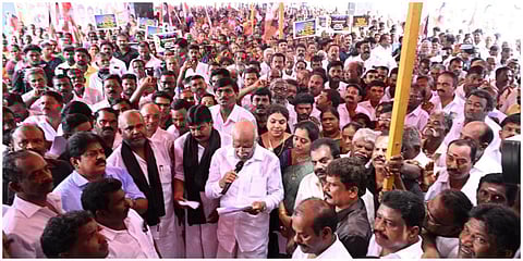 இலங்கை கடற்படையின் ரோந்து கப்பல் மோதி  மீனவர்கள் பலியான சம்பவத்தைக் கண்டித்து அதிமுக சார்பில் ராமேசுவரத்தில் ஆர்ப்பாட்டம் நடைபெற்றது | படம். எல். பாலச்சந்தர்