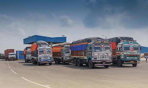 கலவரம் எதிரொலி: வங்கதேசம் உடனான இந்திய வர்த்தகம் கடும் பாதிப்பு