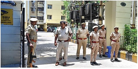கொலை மிரட்டல் கடிதத்தைத் தொடர்ந்து ஆம்ஸ்ட்ராங் வீட்டின் முன்பாக பாதுகாப்பு பணியில் ஈடுபட்டிருந்த காவல் துறையினர் | கோப்புப்படம்