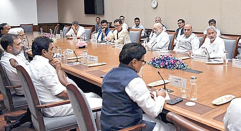 வங்கதேச விவகாரம் தொடர்பாக டெல்லியில் அனைத்து கட்சி ஆலோசனை கூட்டம் நேற்று நடைபெற்றது. இதில், மத்திய வெளியுறவு துறை அமைச்சர் ஜெய்சங்கர், உள்துறை அமைச்சர் அமித் ஷா, பாதுகாப்பு துறை அமைச்சர் ராஜ்நாத் சிங், மக்களவை எதிர்க்கட்சி தலைவர் ராகுல் காந்தி உள்ளிட்டோர் பங்கேற்றனர்.படம்: பிடிஐ