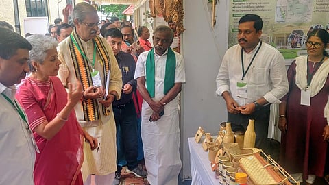 எம்.எஸ்.சுவாமிநாதன் ஆராய்ச்சி அறக்கட்டளை அரங்கில் இடம்பெற்ற கண்காட்சியை பார்வையிடுகிறார் ஒடிசா மாநில துணை முதல்வர் கனக் வர்தன் சிங் தேவ். உடன் தகவல் தொழில்நுட்பத் துறை அமைச்சர் பி.டி.ஆர்.பழனிவேல் தியாகராஜன், எம்.எஸ்.சுவாமிநாதன் ஆராய்ச்சி அறக்கட்டளை தலைவர் சௌமியா சுவாமிநாதன் உள்ளிட்டோர். | படம்: ச.கார்த்திகேயன்