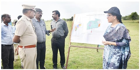 பரந்தூர் விமான நிலைய நில எடுப்புப் பணிகளால் பாதிக்கப்படும் மக்களை மறு குடியமர்வு செய்வது குறித்து மாவட்ட ஆட்சியர் கலைச்செல்வி உள்ளிட்ட அதிகாரிகள் ஆய்வு  செய்தனர்.