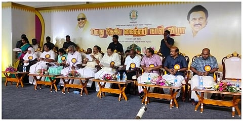 சென்னையில் நடந்த தேசிய கைத்தறி நாள் விழாவில் தமிழக நீர்வளத்துறை அமைச்சர் துரைமுருகன் உள்ளிட்டோர் கலந்துகொண்டனர்.