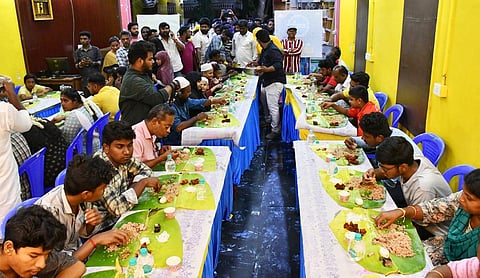 திண்டுக்கல்லில் வயநாடு மக்களுக்கு உதவ நிதி திரட்டும் விதமாக நடந்த மொய்விருந்து. படம்: நா.தங்கரத்தினம்.