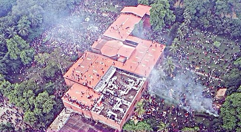 டாக்காவில் உள்ள பிரதமரின் பங்களாவை முற்றுகையிட்ட போராட்டக் காரர்கள். (கோப்புப்படம்)