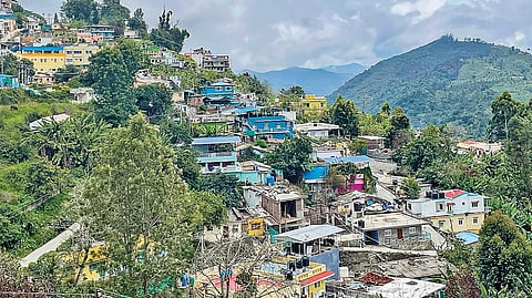 சுற்றுலாப் பயணிகளை கவரும் கொடைக்கானல் மலைப்பகுதியின் ரம்மியமான தோற்றம்.