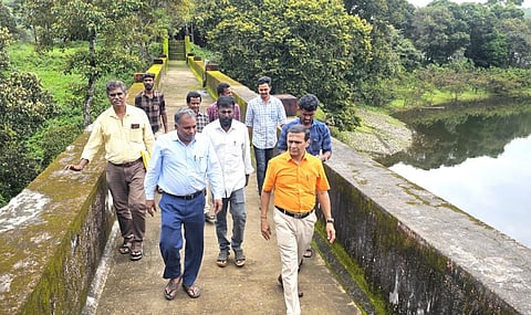 முல்லைப் பெரியாறு அணைப்பகுதியில் உள்ள பேபி அணையை ஆய்வு செய்த அதிகாரிகள் குழு.