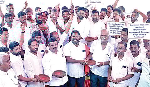 தமிழ்நாடு ஒருங்கிணைந்த மணல் மற்றும் சவுடு லாரி உரிமையாளர்கள் சங்கங்கள் சார்பில் பல்வேறு கோரிக்கைகளை வலியுறுத்தி எழும்பூர்
அருகே நேற்று கவன ஈர்ப்பு ஆர்ப்பாட்டம் நடைபெற்றது. | படம்: ம.பிரபு |