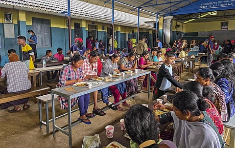 வயநாடு நிவாரண முகாம்களில் ஒவ்வொரு குடும்பத்துக்கும் தலா ரூ.10,000 நிதியுதவி: கேரள அரசு