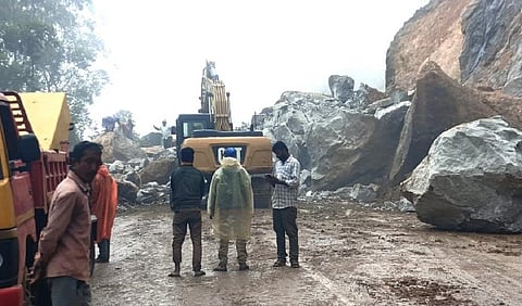 மூணாறு அருகே மலைச்சாலையில் உருண்டு விழுந்த ராட்சத பாறைகள் உடைக்கப்பட்டு அகற்றப்பட்டு வருகின்றன.