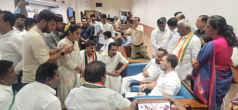 தமிழக மீனவர் பிரச்சினைக்கு தீர்வு காண ராகுல் காந்தியை டெல்லியில் சந்தித்து கோரிக்கை விடுத்த மீனவ பிரதிநிதிகள், காங்கிரஸ் எம்பி, எம்எல்ஏக்கள்.