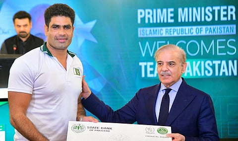 பழைய புகைப்படத்துடன் அர்ஷத் நதீமுக்கு வாழ்த்து: விமர்சனத்துக்கு ஆளான பாக். பிரதமர்