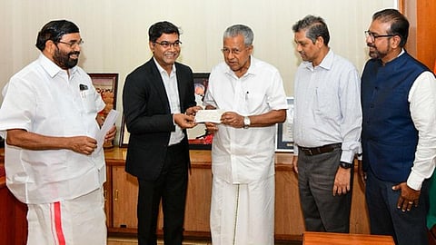 வயநாடு நிவாரண நிதியாக கேரள முதல்வரிடம் ரூ.5 கோடி வழங்கியது அதானி குழுமம்