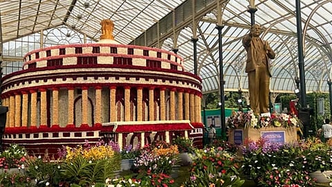 பெங்களூரு லால்பாக் பூங்காவில் ‘அம்பேத்கரின் வாழ்வும் சாதனையும்’ என்ற பெயரில் அமைக்கப்பட்டிருக்கும் மலர் அலங்காரம் .