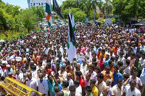 திருச்சி மாநகராட்சியுடன் இணைப்பதற்கு எதிர்ப்பு தெரிவித்து ஆட்சியர் அலுவலகம் முன்பு சாலை மறியல் போராட்டத்தில் ஈடுபட்ட அதவத்தூர் கிராம மக்கள். | படம்: ர.செல்வமுத்துகுமார்