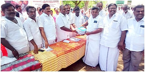 அதிமுக சார்பில்  முன்னாள் அமைச்சர் ஆர்.பி.உதயகுமார்  உறுப்பினர்களுக்கான அடையாள அட்டையை வழங்கினார்.