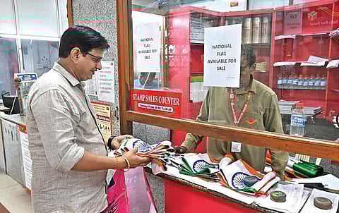 சுதந்திர தினத்தை முன்னிட்டு சென்னை அண்ணா சாலையில் உள்ள தலைமை அஞ்சல் நிலையத்தில் தேசியக் கொடி விற்பனை செய்யப்படுகிறது. படம்: எஸ்.சத்தியசீலன்