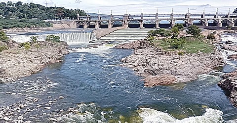 மேட்டூர் அணை நீர்மட்டம் மீண்டும் 120 அடியை எட்டியது. அணை நிரம்பியதால் 16 கண் மதகுகள் திறக்கப்பட்டு காவிரியில் தண்ணீர் பாய்ந்தோடுகிறது.