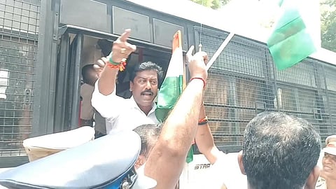 விருதுநகர்: தேசியக் கொடியுடன் இருசக்கர வாகனத்தில் பேரணி சென்ற பாஜகவினர் கைது