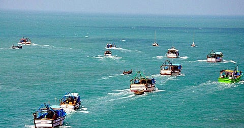 இலங்கை கடற்படையால் கொல்லப்பட்ட தமிழக மீனவர்கள் குடும்பத்துக்கு தலா ரூ.1 கோடி இழப்பீடு கோரி வழக்கு 