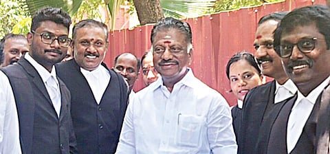 தேர்தல் தொடர்பான வழக்கில் நீதிமன்றம் வந்த ஓபிஎஸ்