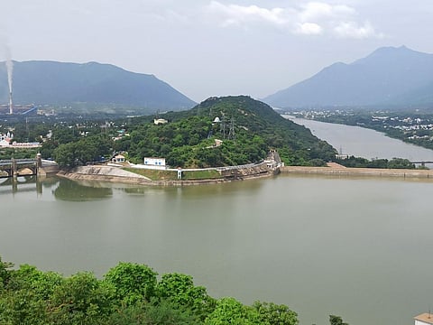 மேட்டூர் அணை நீர்மட்டம் முழு கொள்ளளவான 120 அடியாக உள்ள நிலையில், அணையில் தேங்கியுள்ள நீர் கடல்போல் காட்சியளிக்கிறது.