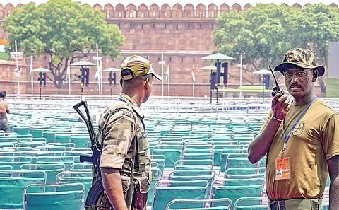 நாடு முழுவதும் 78-வது சுதந்திர தின விழா இன்று கொண்டாடப்படுகிறது. டெல்லி செங்கோட்டையில் பிரதமர் மோடி தேசியக் கொடியை ஏற்றிவைத்து உரையாற்றுகிறார். அங்கு பாதுகாப்பு பணியில் ஈடுபட்டுள்ள வீரர்கள்.படம்: பிடிஐ