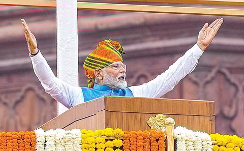 பிரதமர் நரேந்திர மோடி நேற்று டெல்லி செங்கோட்டையில் தேசியக் கொடியேற்றி சுதந்திர தின உரையாற்றினார்.படம்: பிடிஐ