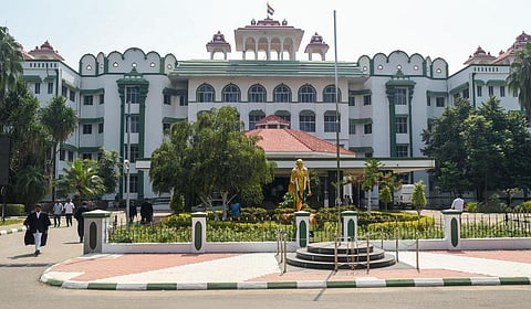 தென் மாவட்ட சைபர் க்ரைம் காவல் நிலையங்களில் கட்டமைப்பு வசதிகள் போதுமாக இல்லை: ஐகோர்ட் அதிருப்தி