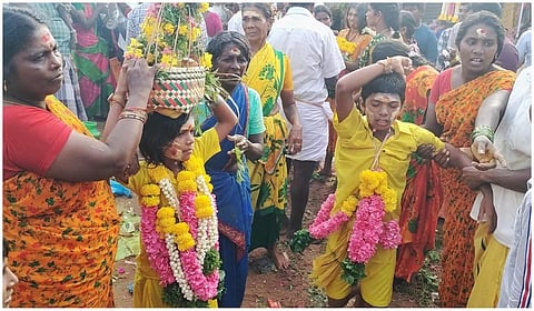 பக்தர்கள் வழிபாடு