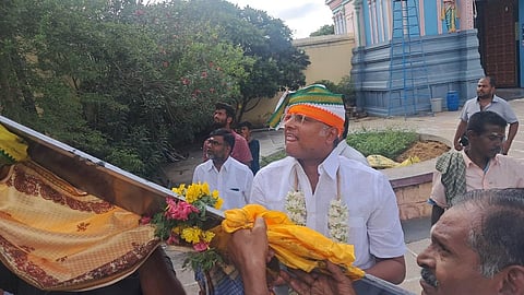 கருப்பணசாமிக்கு 20 அடி நீள அரிவாளை இன்று நேர்த்திக்கடனாக செலுத்திய கார்த்தி சிதம்பரம்.