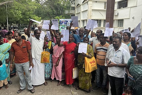 விழுப்புரம் ஆட்சியர் அலுவலகம் முன் குவிந்த பொதுமக்கள்