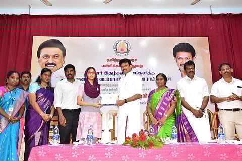 திருச்சியில் சிறார் படைப்பாளர்களுக்கு நடைபெற்ற பாராட்டு விழாவில், சான்றிதழ்களை வழங்குகிறார் தமிழக பள்ளிக் கல்வித் துறை அமைச்சர் அன்பில் மகேஸ் பொய்யாமொழி.