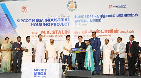 மகளிர் தங்கும் விடுதியை திறந்து வைத்த மு.க.ஸ்டாலின் விடுதிக்கான சாவியை பெண் தொழிலாளர்களிடம் வழங்கினார்.