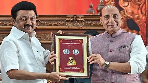 “கூட்டாட்சி தத்துவம், நாட்டு நலனுக்காக பாடுபட்டவர்” - கருணாநிதி நாணயத்தை வெளியிட்ட ராஜ்நாத் சிங் புகழாரம்